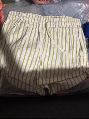 Billabong - juniors size Sml
Striped Drawstring Linen-Blend Casual Shorts- New